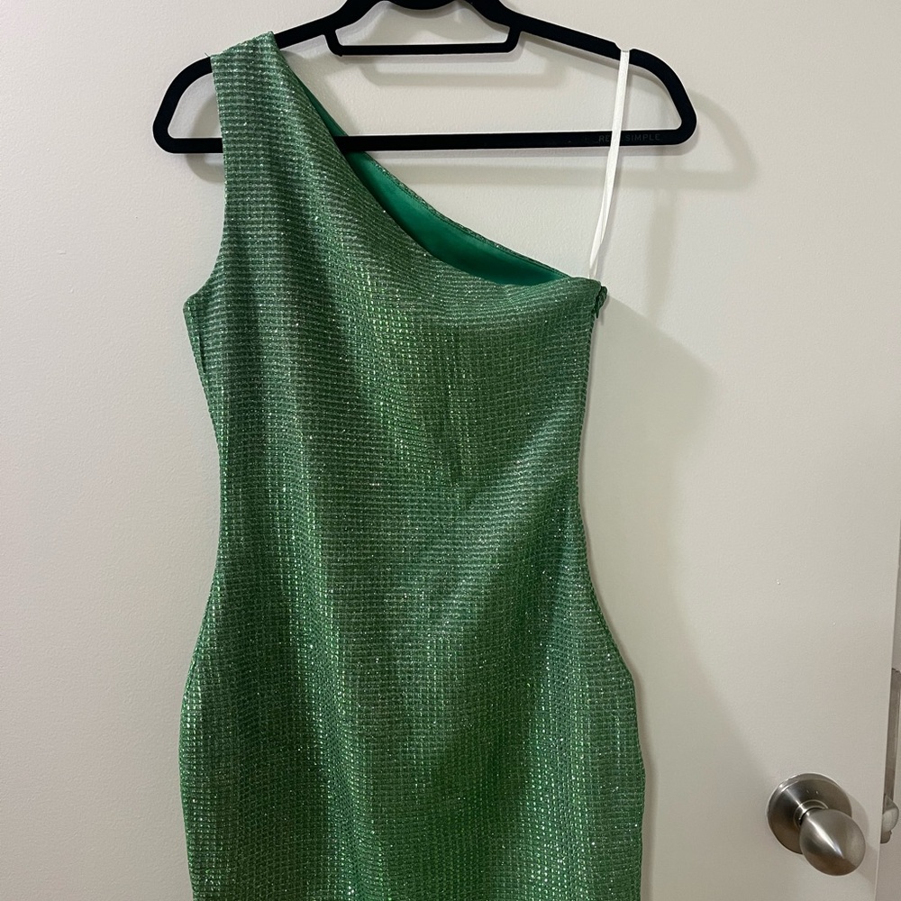 Elegant Green One-Shoulder Dress